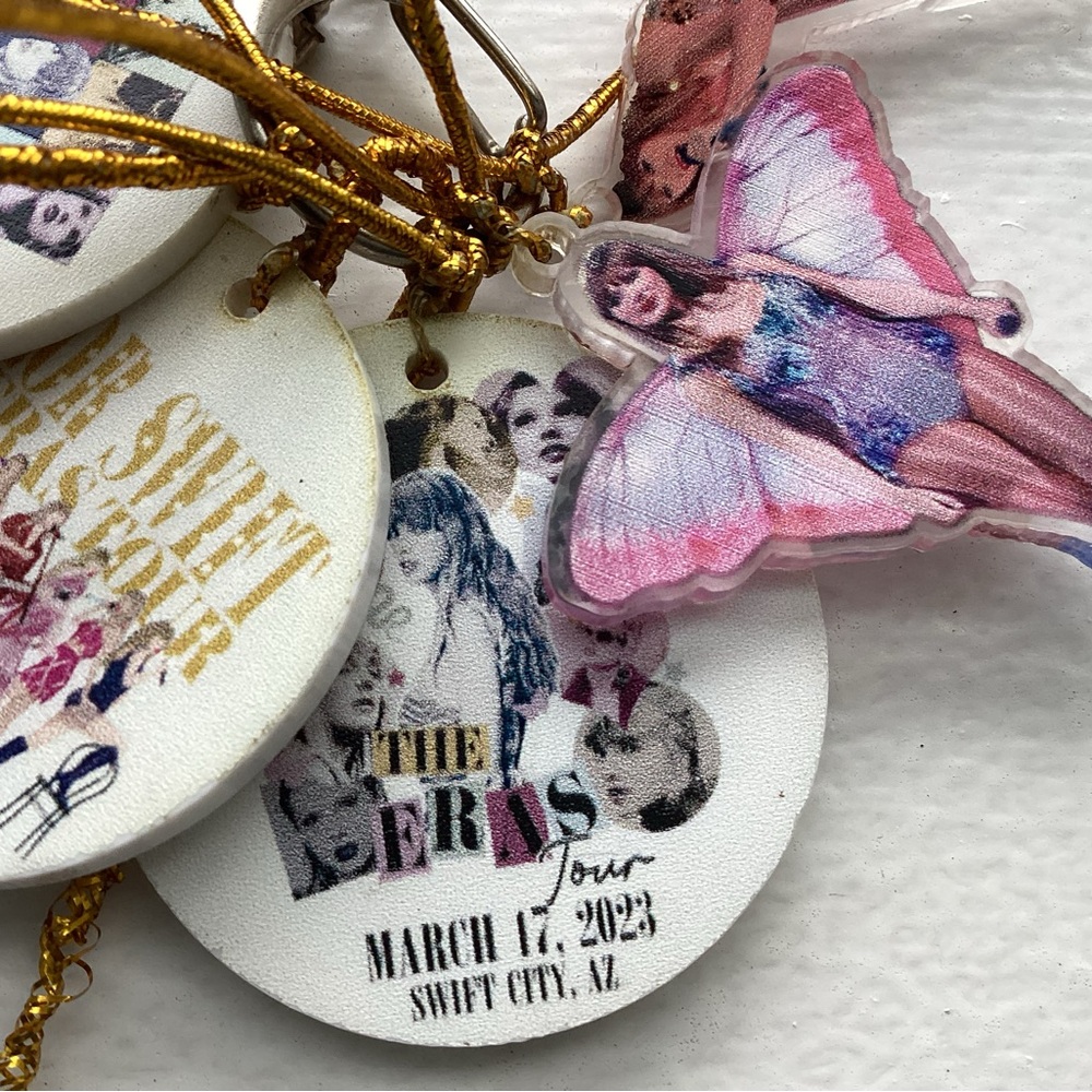 taylor swift key chain with free gifts - Picture 2 of 9